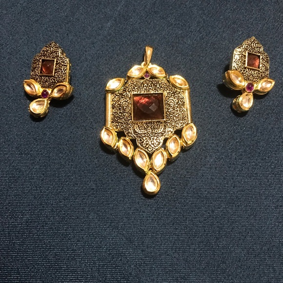 Kundan broad pendent with earring - Picture 4 of 5